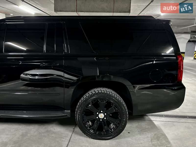 Внедорожник / Кроссовер Chevrolet Suburban 2014 в Днепре