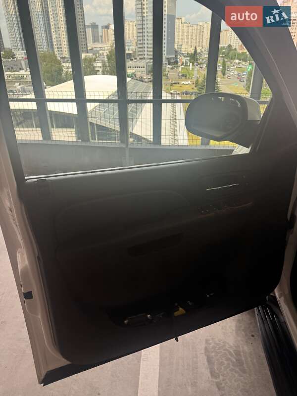 Позашляховик / Кросовер Chevrolet Tahoe 2012 в Києві