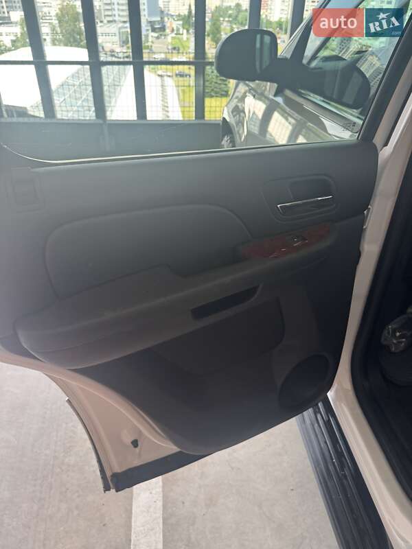 Позашляховик / Кросовер Chevrolet Tahoe 2012 в Києві