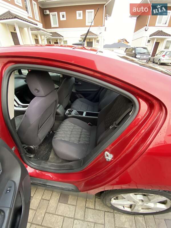 Хэтчбек Chevrolet Volt 2012 в Новых Петровцах