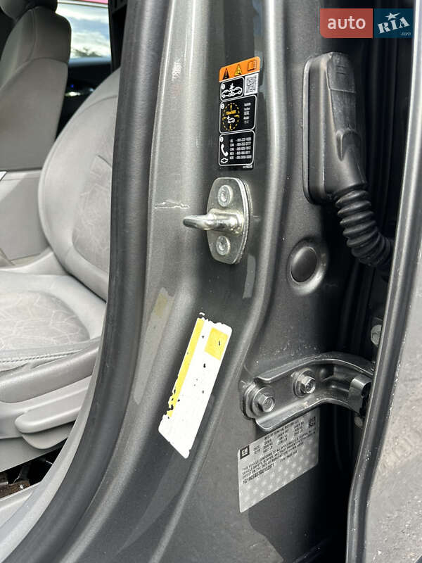 Хэтчбек Chevrolet Volt 2015 в Киеве