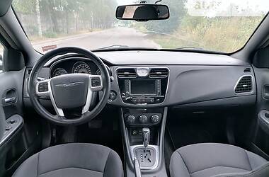Седан Chrysler 200 2013 в 