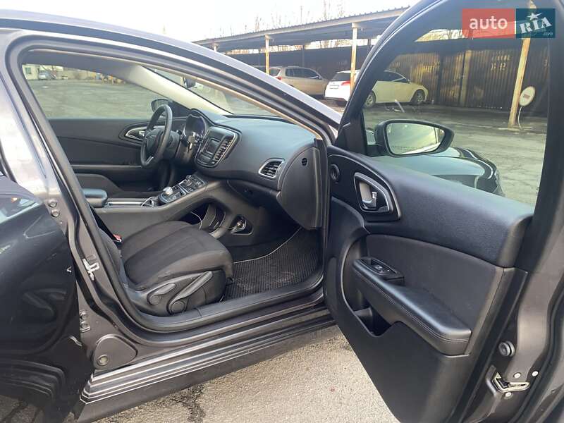 Седан Chrysler 200 2015 в Кривом Роге
