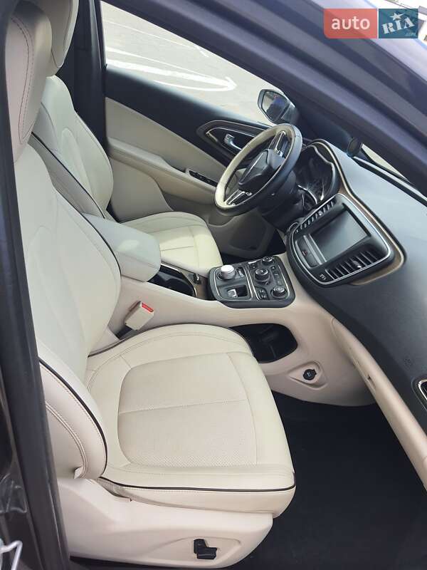 Седан Chrysler 200 2015 в Киеве