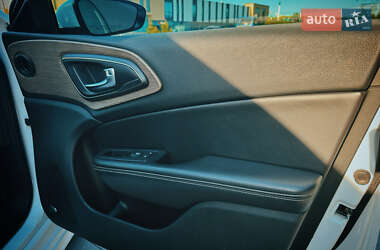Седан Chrysler 200 2015 в 