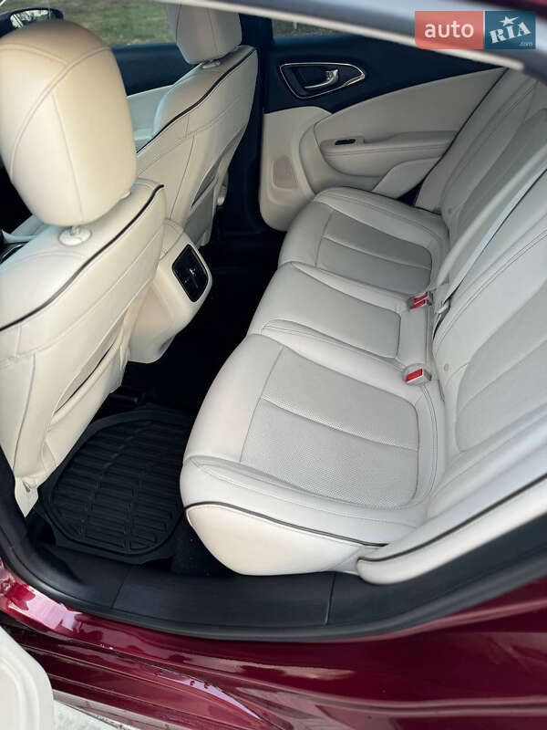 Седан Chrysler 200 2015 в Кривом Роге