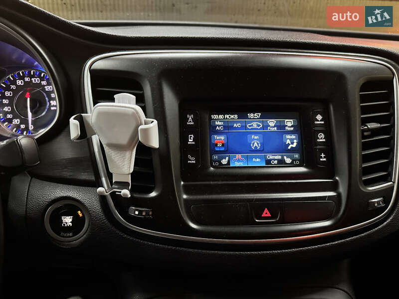 Седан Chrysler 200 2015 в Львові