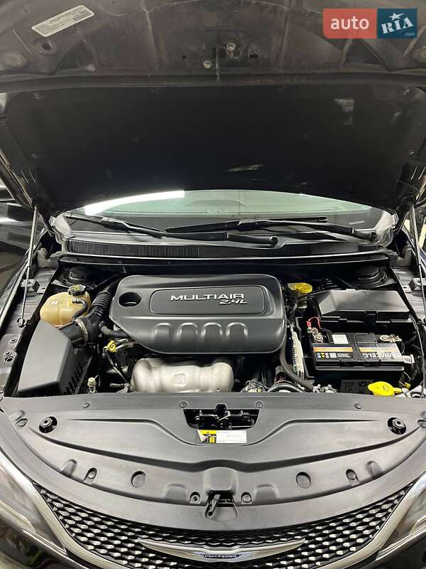 Седан Chrysler 200 2015 в Тетиеве