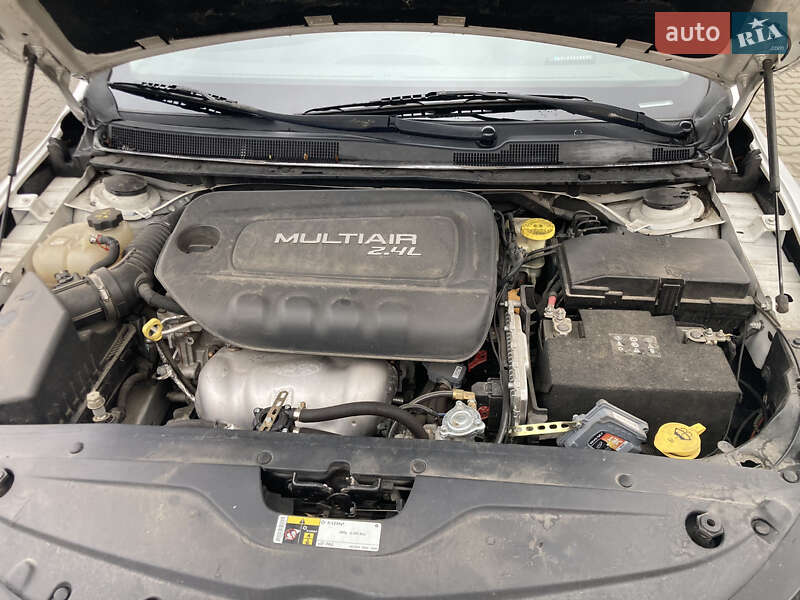 Седан Chrysler 200 2016 в Киеве