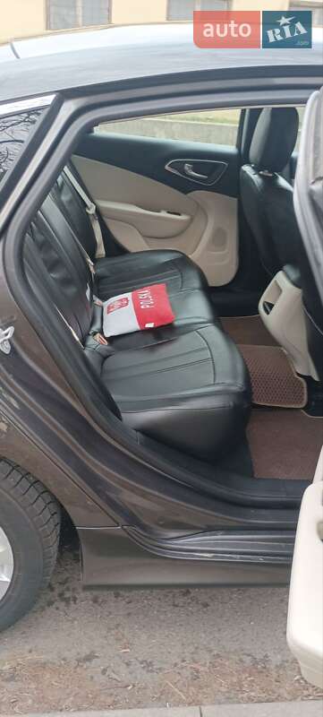 Седан Chrysler 200 2015 в Ужгороді