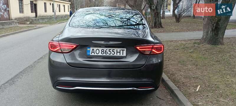 Седан Chrysler 200 2015 в Ужгороді