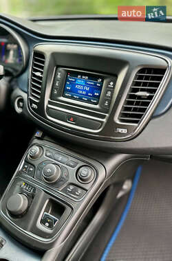 Седан Chrysler 200 2015 в 