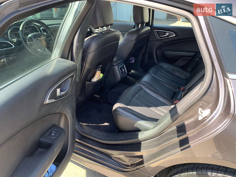 Седан Chrysler 200 2014 в Великодолинському