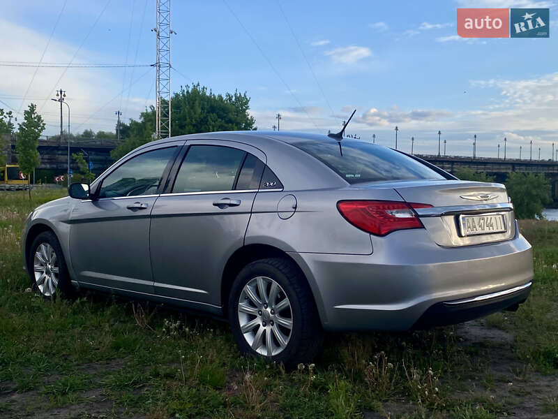 Седан Chrysler 200 2012 в Києві