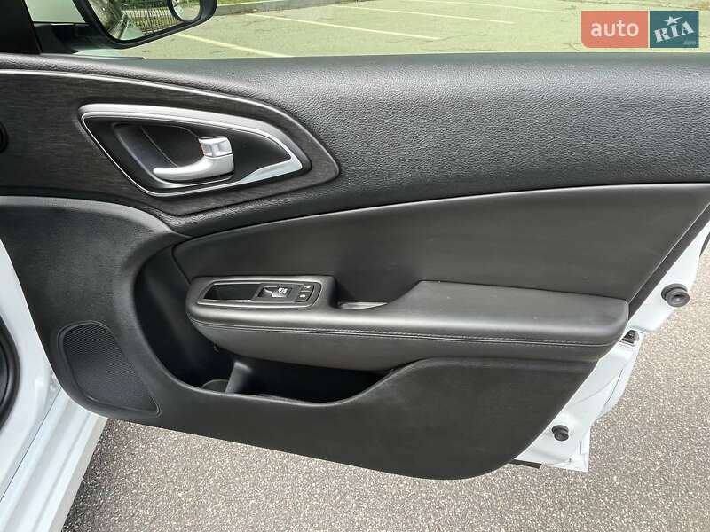 Седан Chrysler 200 2016 в Харкові