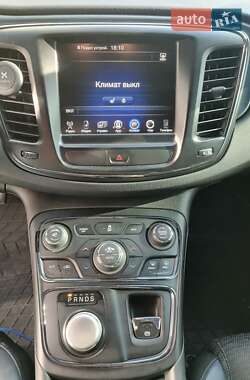Седан Chrysler 200 2015 в 
