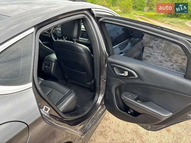Седан Chrysler 200 2015 в Вишгороді