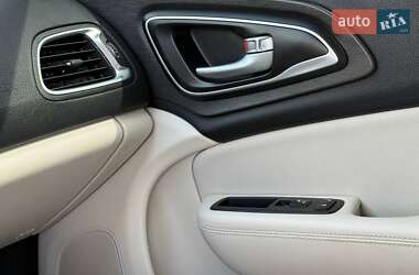 Седан Chrysler 200 2015 в 