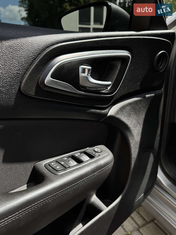 Седан Chrysler 200 2015 в Ивано-Франковске