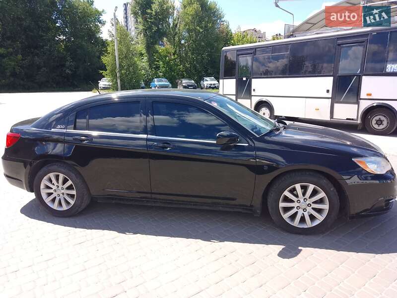 Седан Chrysler 200 2013 в Ирпене