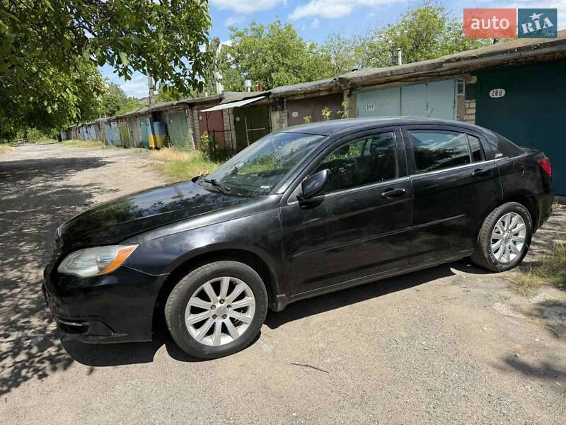 Седан Chrysler 200 2013 в Ладыжине