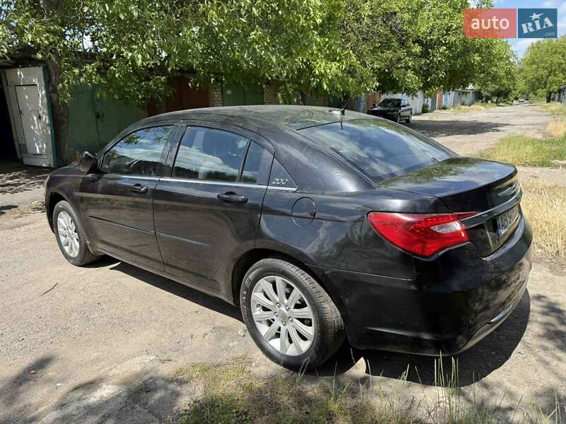 Седан Chrysler 200 2013 в Ладыжине