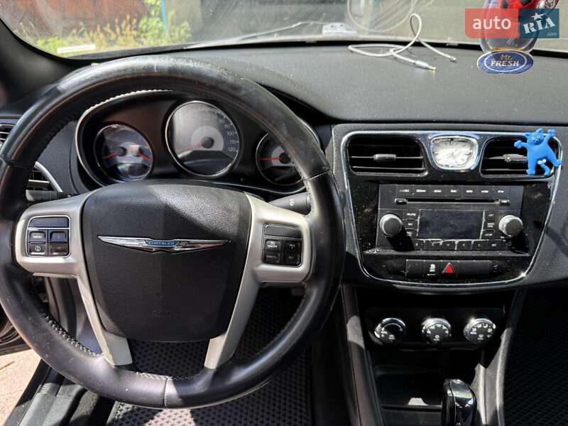 Седан Chrysler 200 2013 в Ладыжине