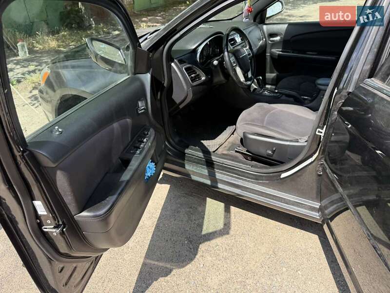 Седан Chrysler 200 2013 в Ладыжине