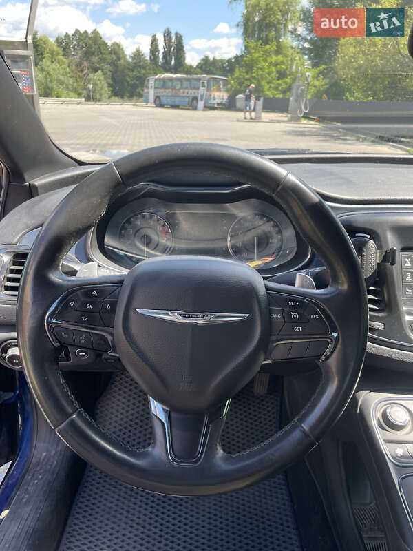 Седан Chrysler 200 2015 в Буче