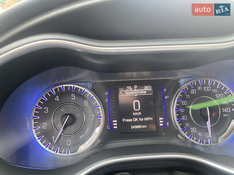 Седан Chrysler 200 2014 в Вышгороде