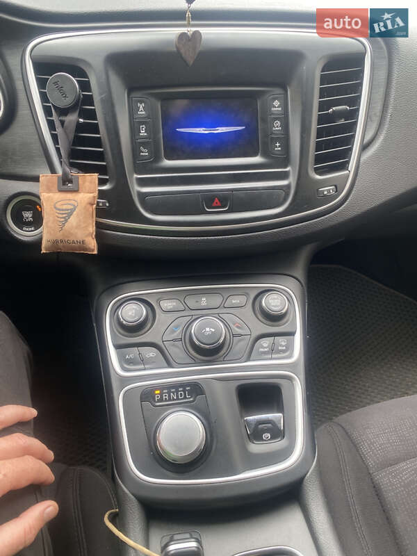 Седан Chrysler 200 2014 в Вышгороде