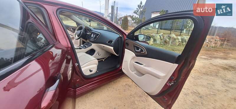 Седан Chrysler 200 2015 в Мукачево