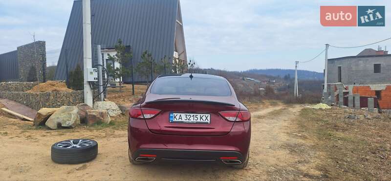 Седан Chrysler 200 2015 в Мукачево