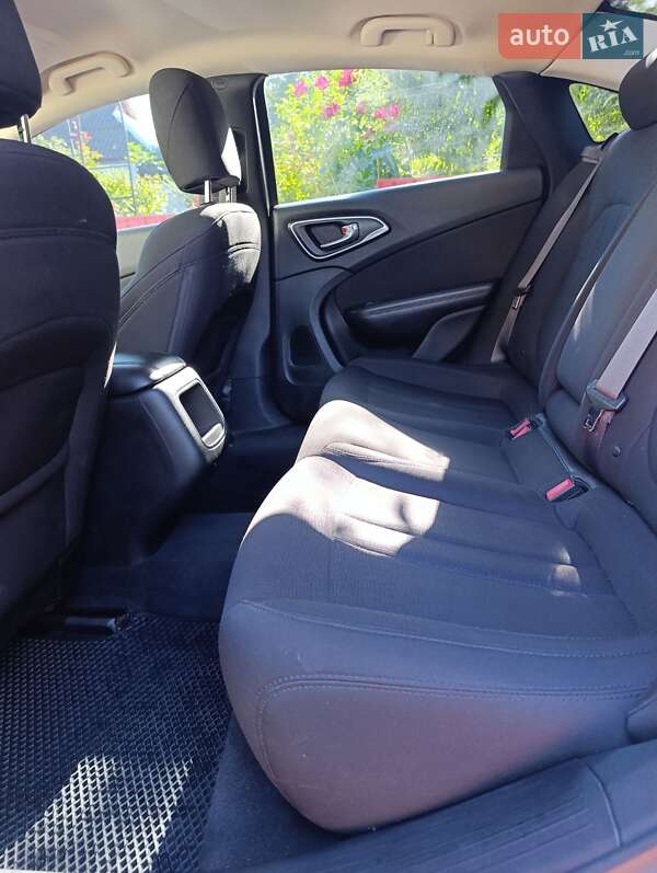 Седан Chrysler 200 2014 в Песчанке