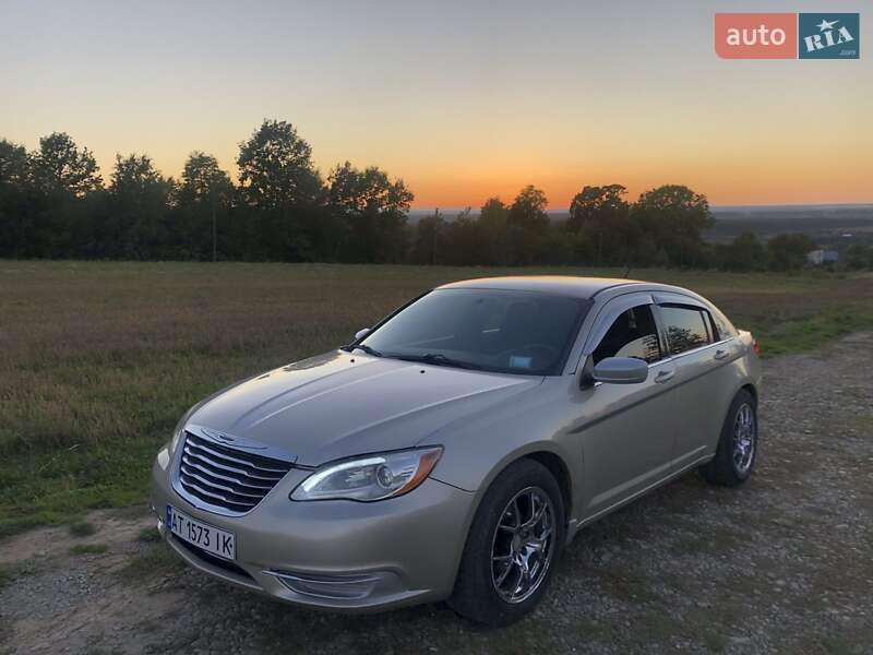 Седан Chrysler 200 2014 в Івано-Франківську