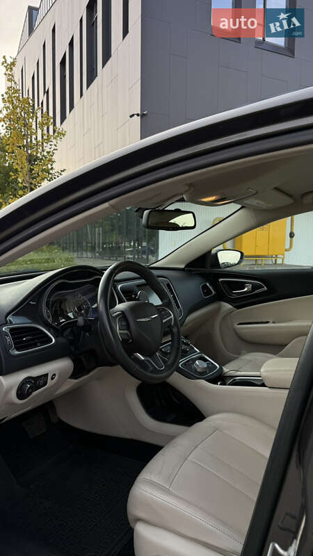 Седан Chrysler 200 2014 в Ровно