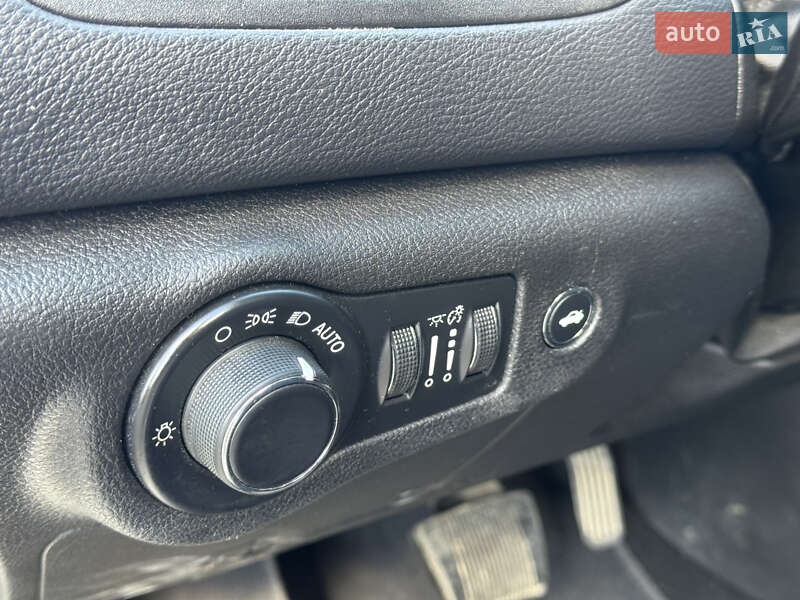 Седан Chrysler 200 2015 в Хусте