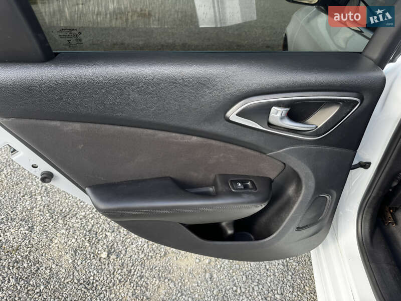 Седан Chrysler 200 2015 в Хусте