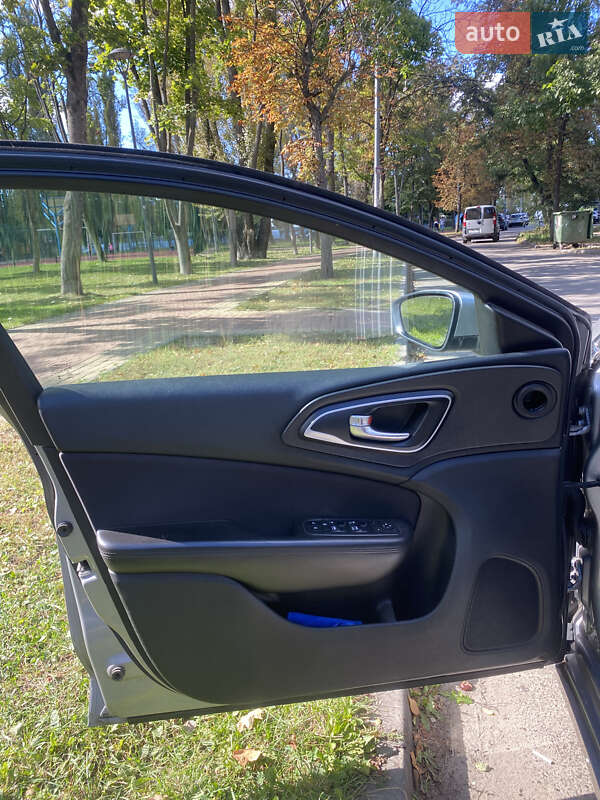 Седан Chrysler 200 2014 в Киеве