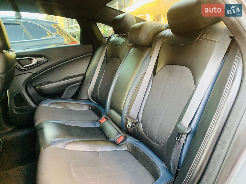 Седан Chrysler 200 2015 в Києві