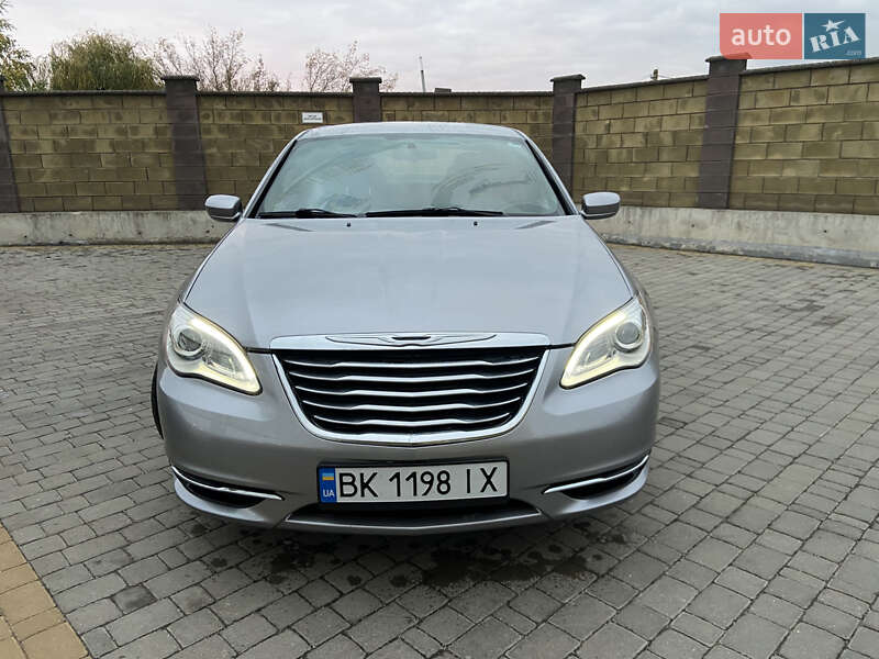 Седан Chrysler 200 2014 в Дубні