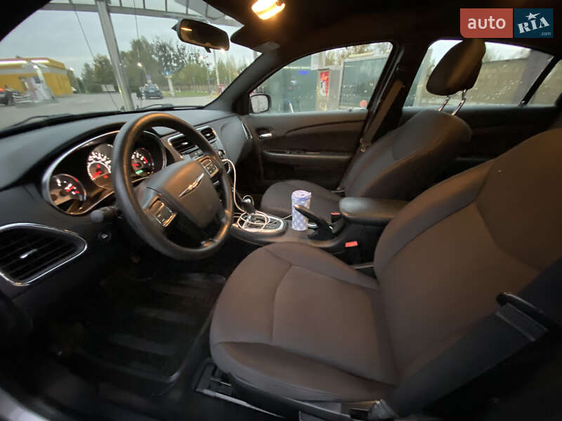 Седан Chrysler 200 2014 в Дубні