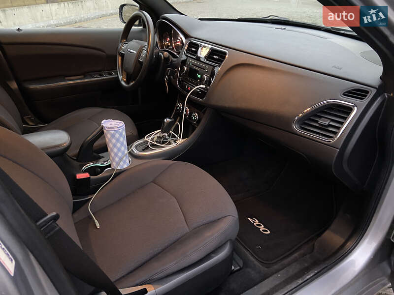 Седан Chrysler 200 2014 в Дубні