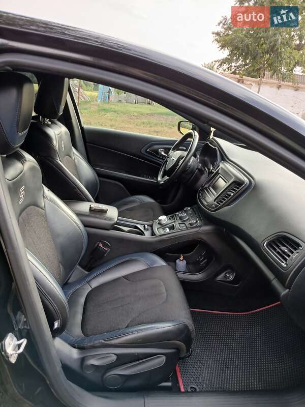 Седан Chrysler 200 2015 в Черкасах