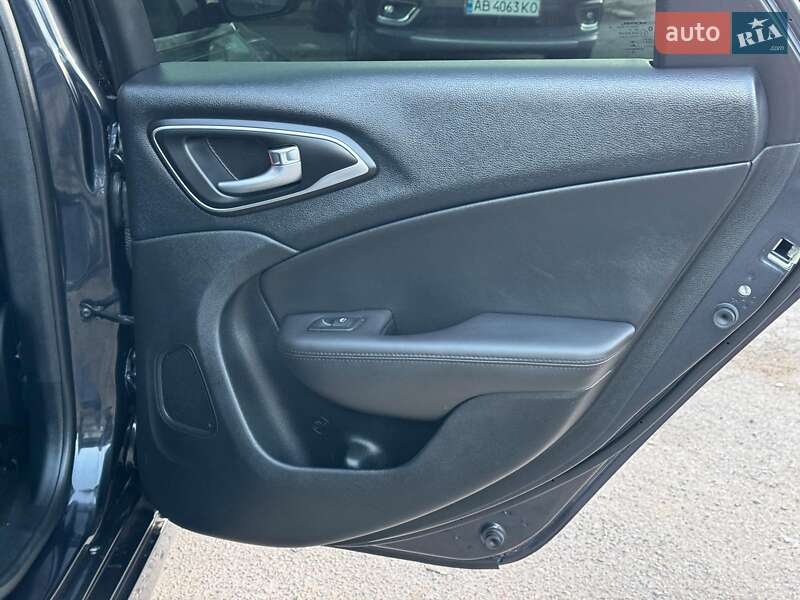 Седан Chrysler 200 2016 в Виннице