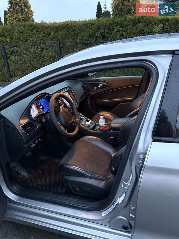 Седан Chrysler 200 2015 в Долине