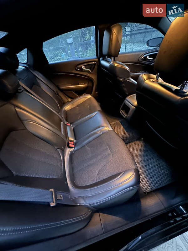 Седан Chrysler 200 2015 в Львове