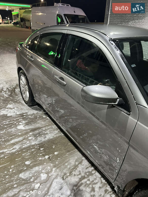 Седан Chrysler 200 2013 в Красном