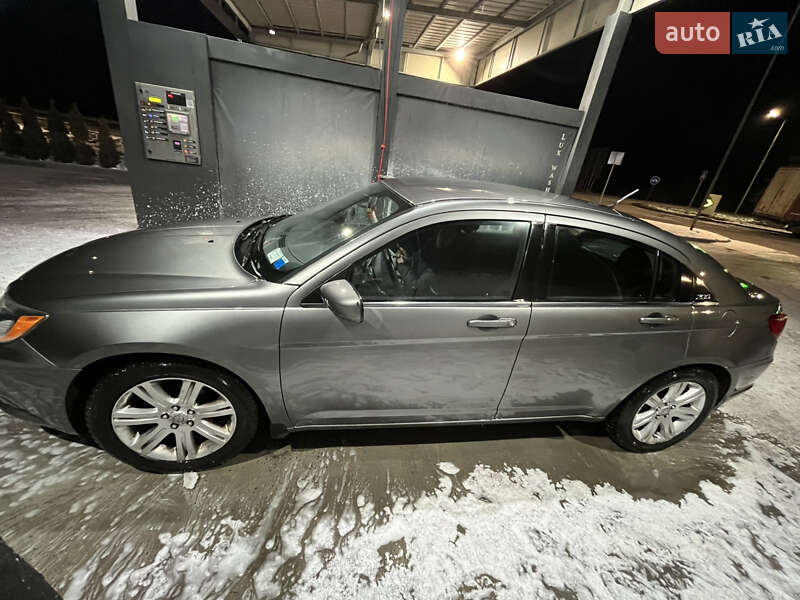 Седан Chrysler 200 2013 в Красном