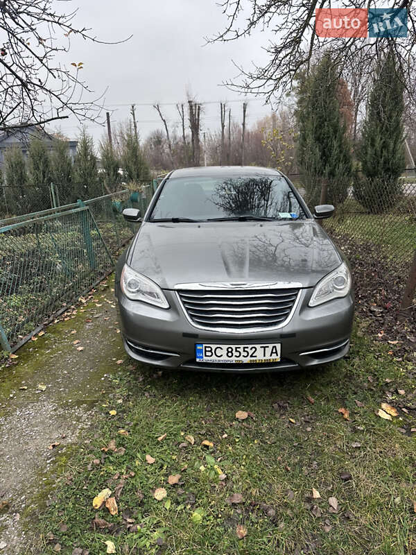 Седан Chrysler 200 2013 в Красном